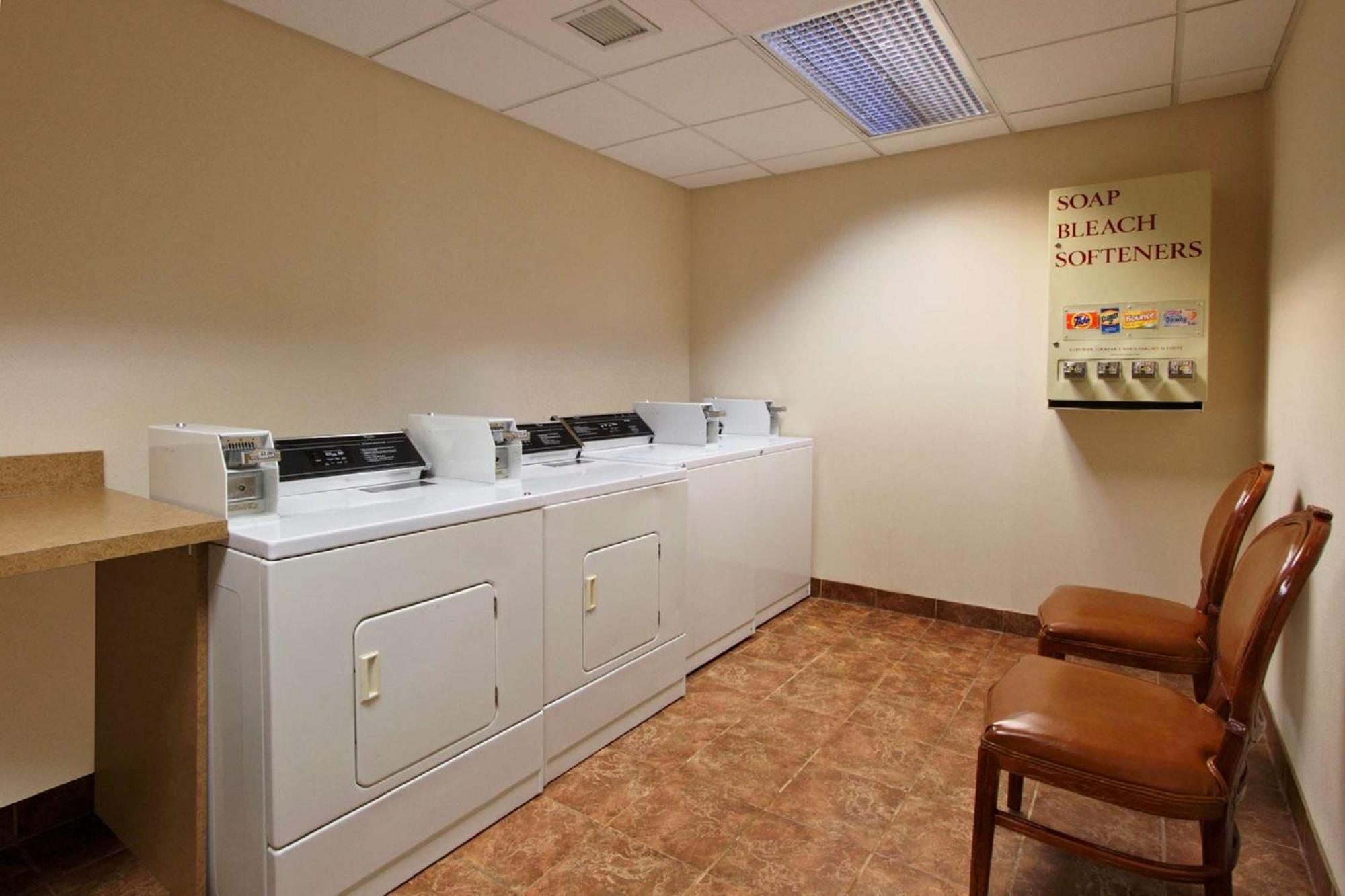 Hampton Inn & Suites Newtown Yardley Bagian luar foto