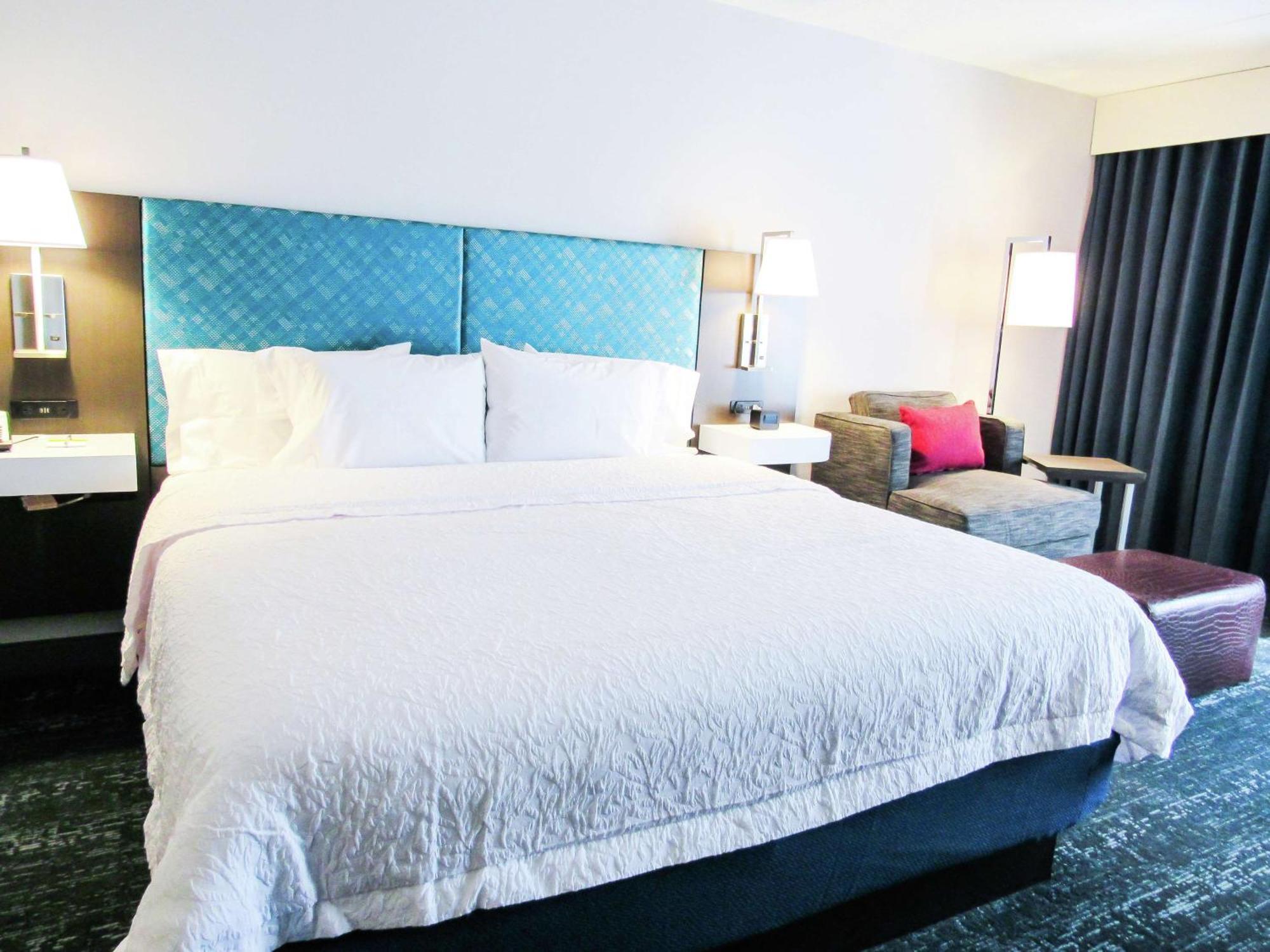 Hampton Inn & Suites Newtown Yardley Bagian luar foto