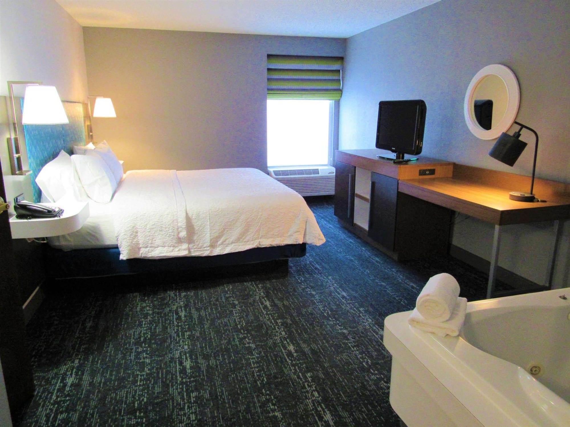 Hampton Inn & Suites Newtown Yardley Bagian luar foto