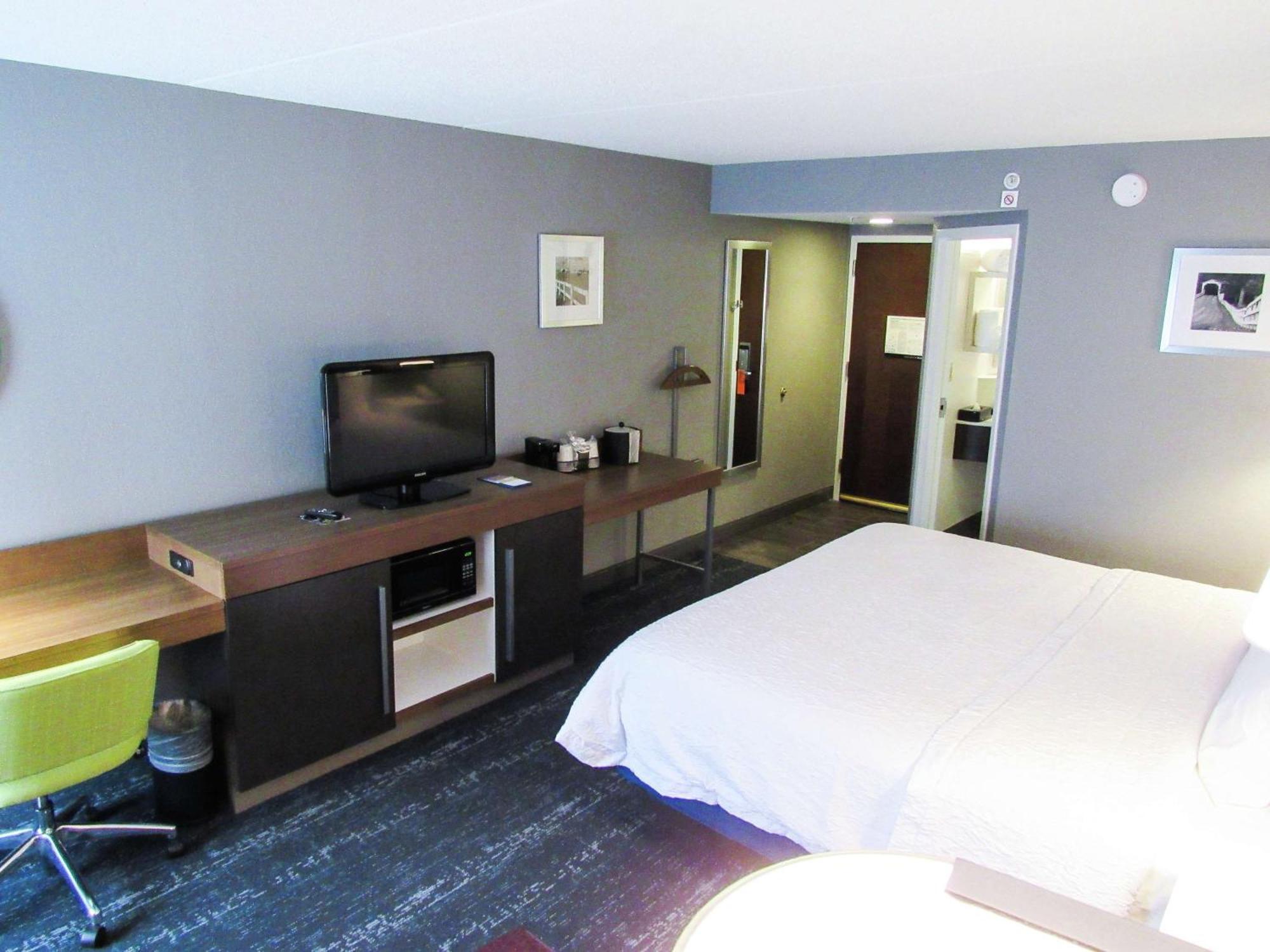 Hampton Inn & Suites Newtown Yardley Bagian luar foto