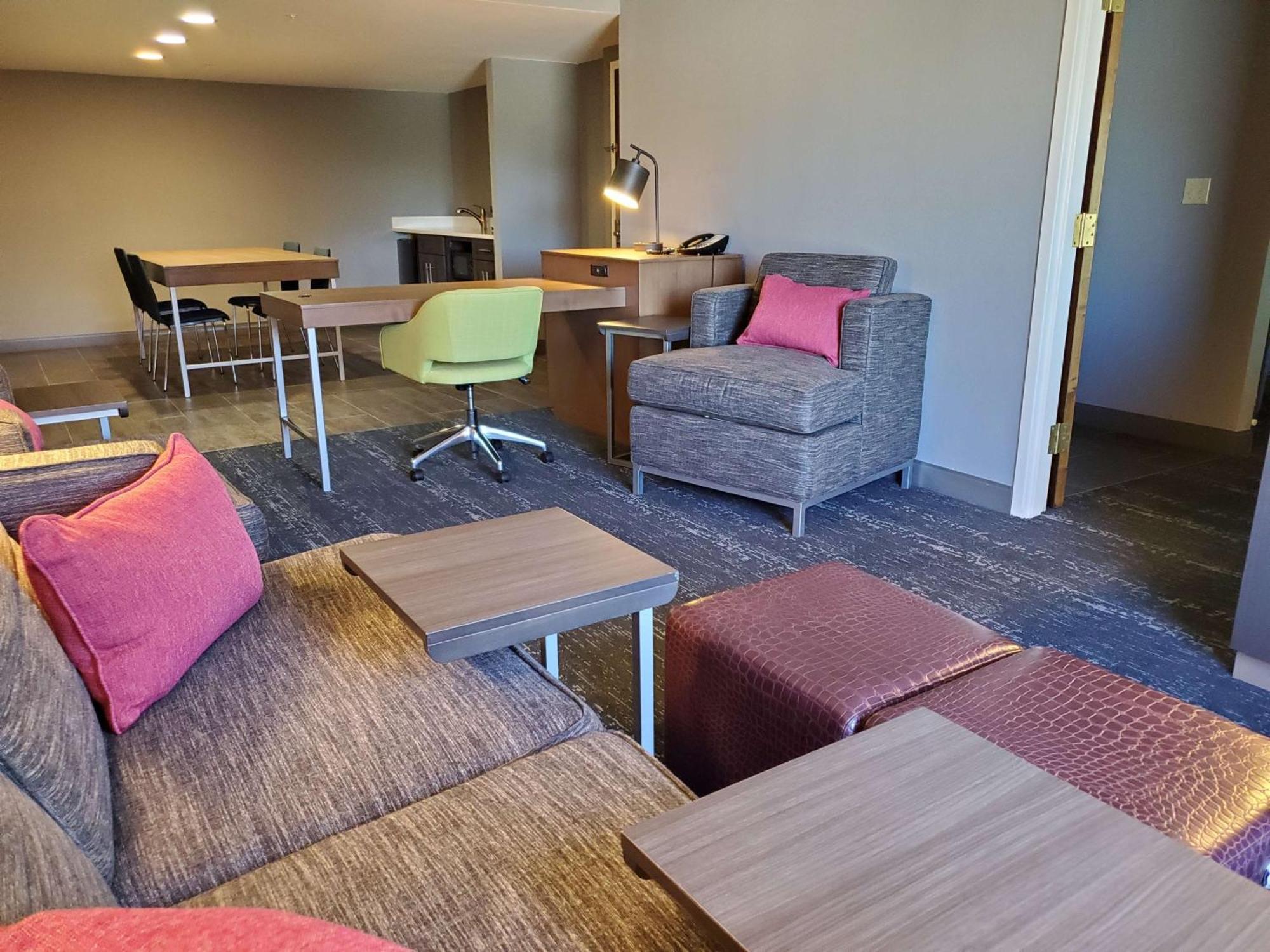 Hampton Inn & Suites Newtown Yardley Bagian luar foto