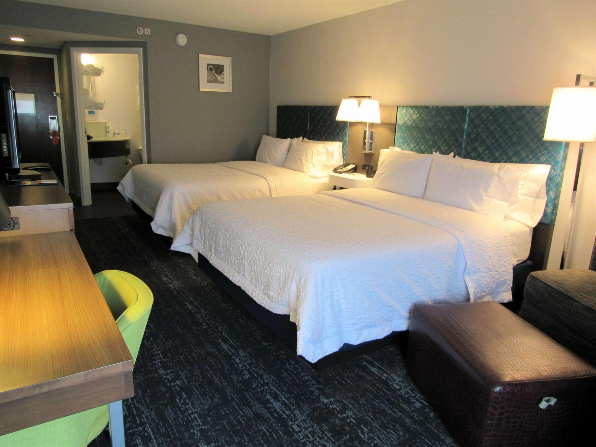 Hampton Inn & Suites Newtown Yardley Bagian luar foto