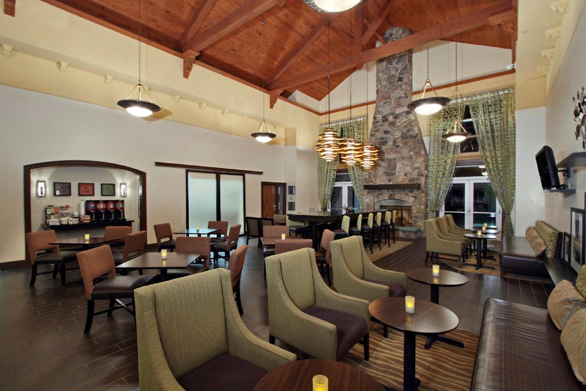 Hampton Inn & Suites Newtown Yardley Bagian luar foto