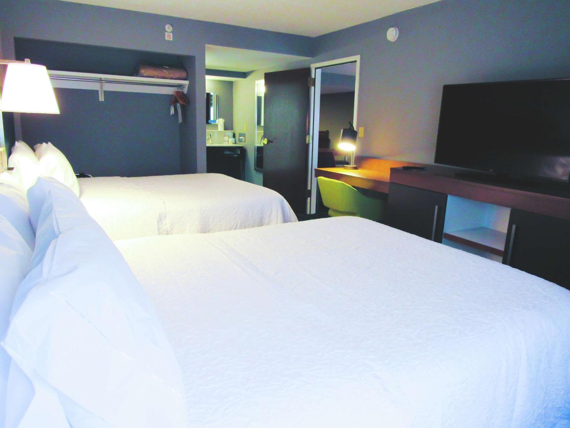 Hampton Inn & Suites Newtown Yardley Bagian luar foto
