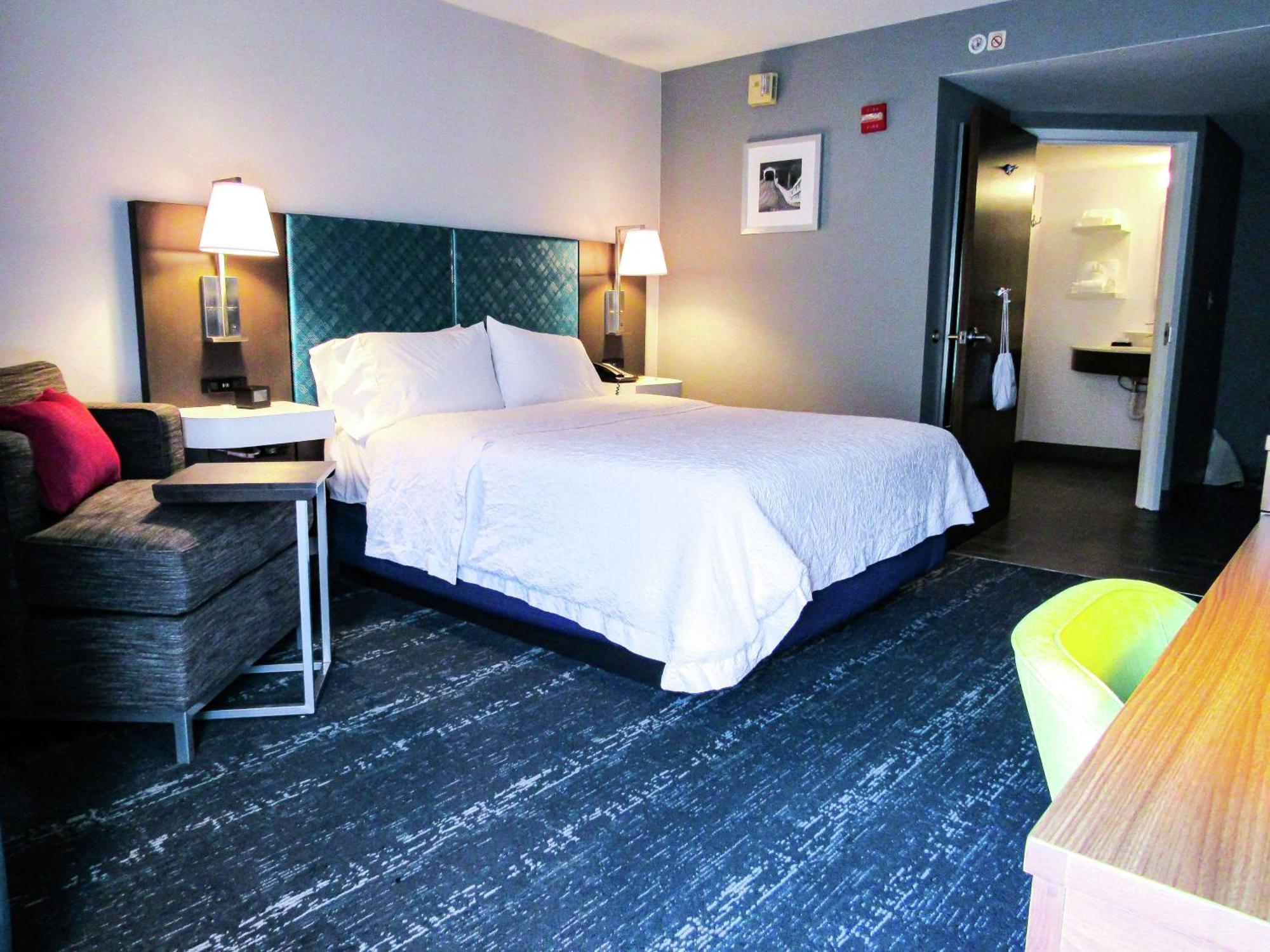 Hampton Inn & Suites Newtown Yardley Bagian luar foto