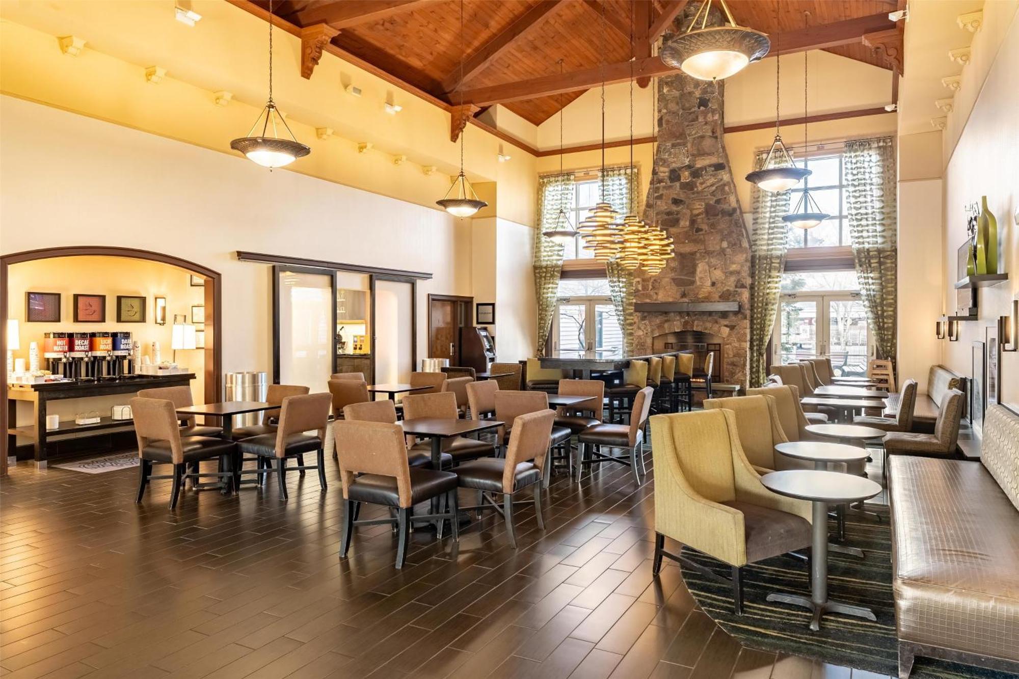 Hampton Inn & Suites Newtown Yardley Bagian luar foto